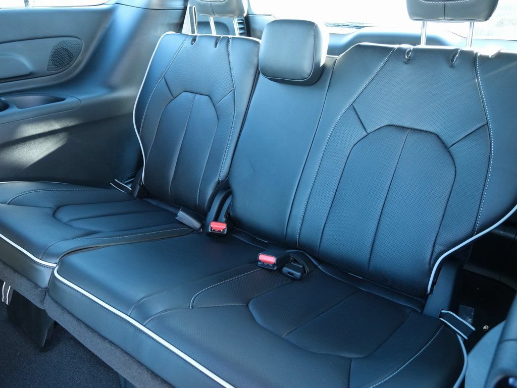 New 2026 Chrysler Pacifica Limited w/ Uconnect Theater Family Group FWD image 33
