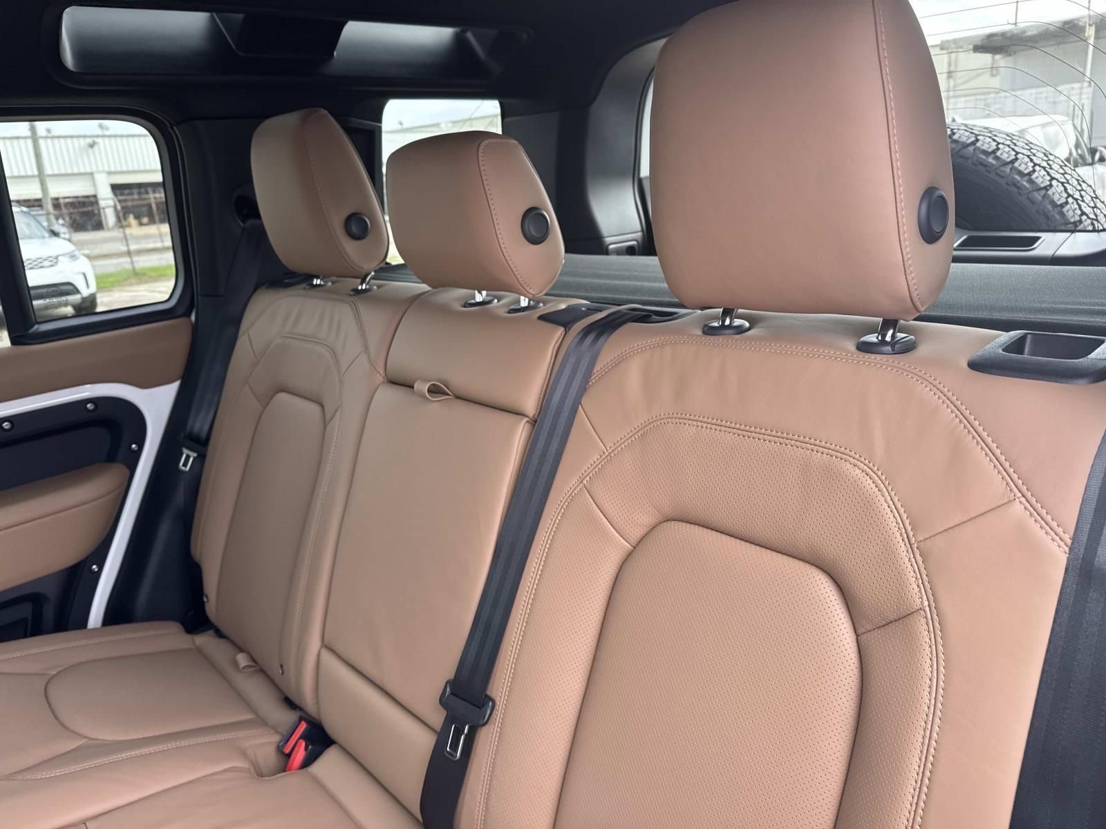 New 2026 Land Rover Defender 110 X-Dynamic SE image 8