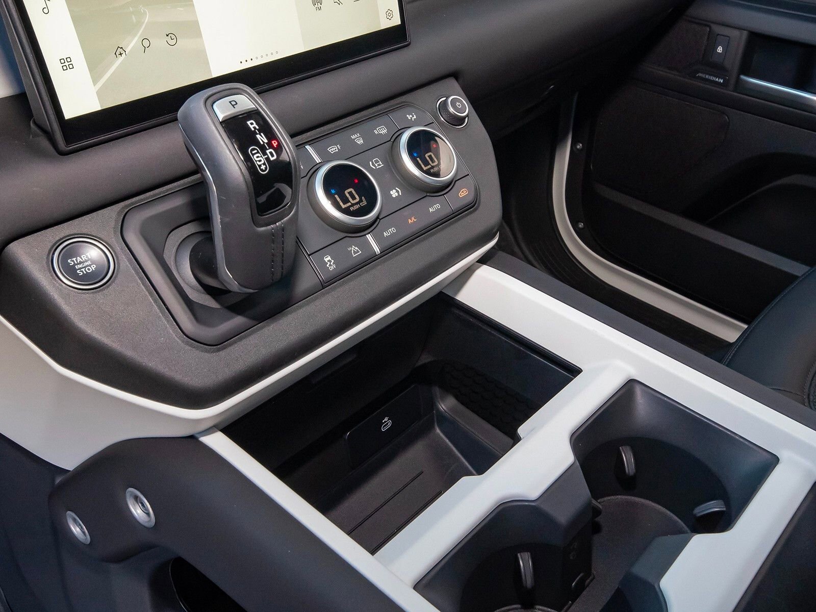 Used 2025 Land Rover Defender 90 S image 29