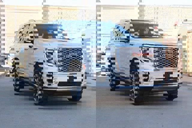 Used 2021 GMC Yukon Denali w/ Denali Premium Package image 2