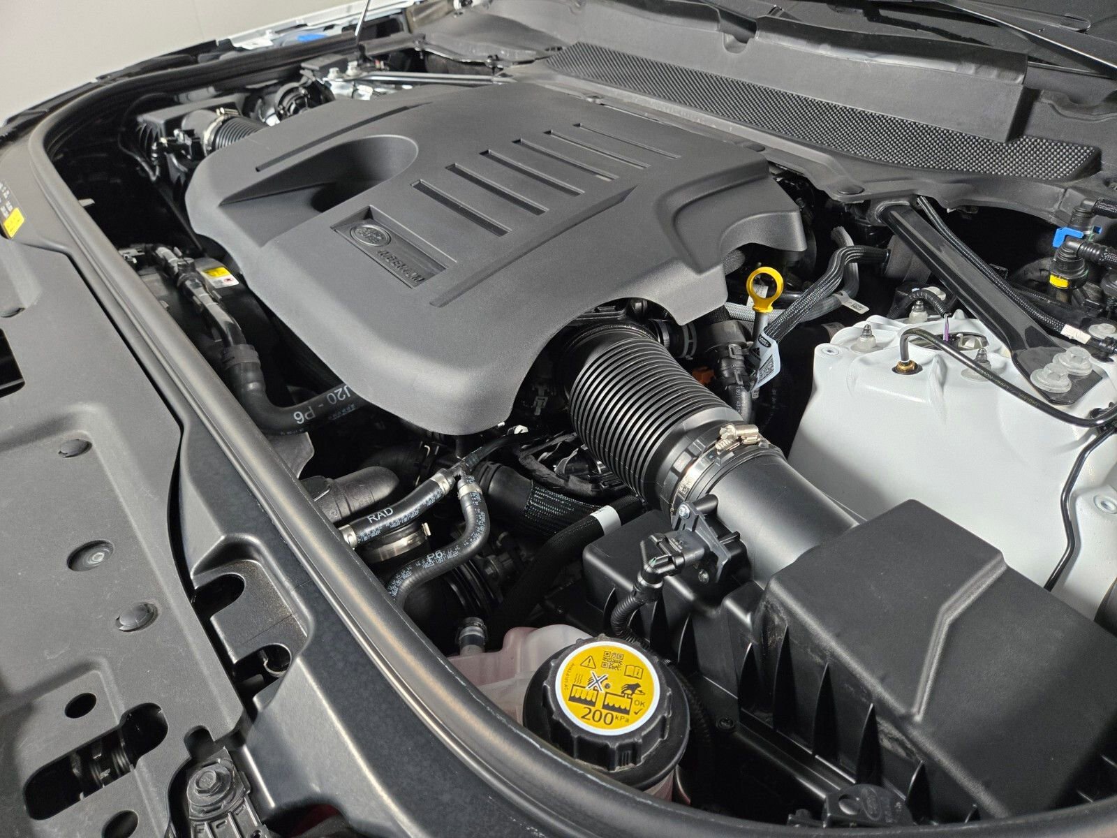 Used 2025 Land Rover Discovery Dynamic SE AWD/4WD image 21