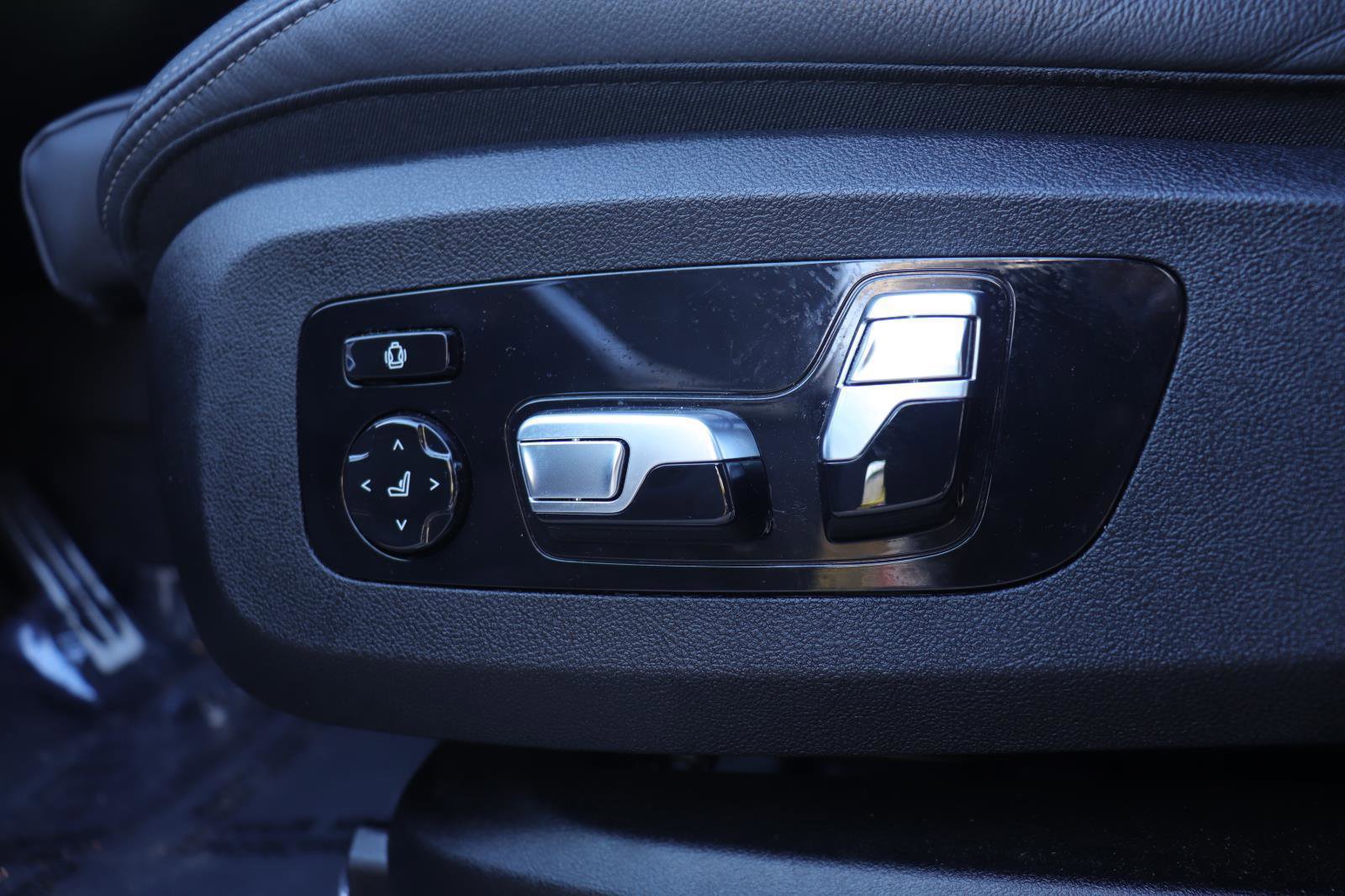 Used 2022 BMW X5 xDrive40i w/ M Sport Package image 25