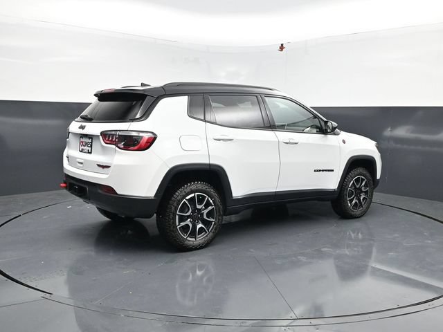 New 2026 Jeep Compass Trailhawk w/ Sun, Sound & Navigation Group AWD/4WD image 9