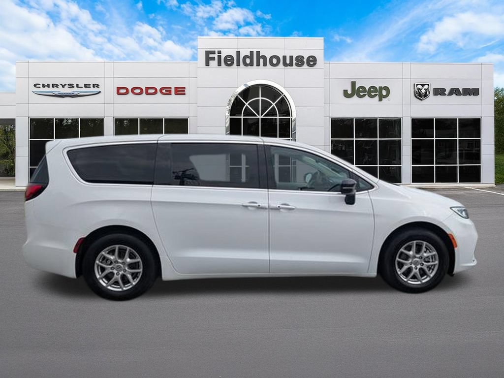 Used 2024 Chrysler Pacifica Touring-L FWD image 9