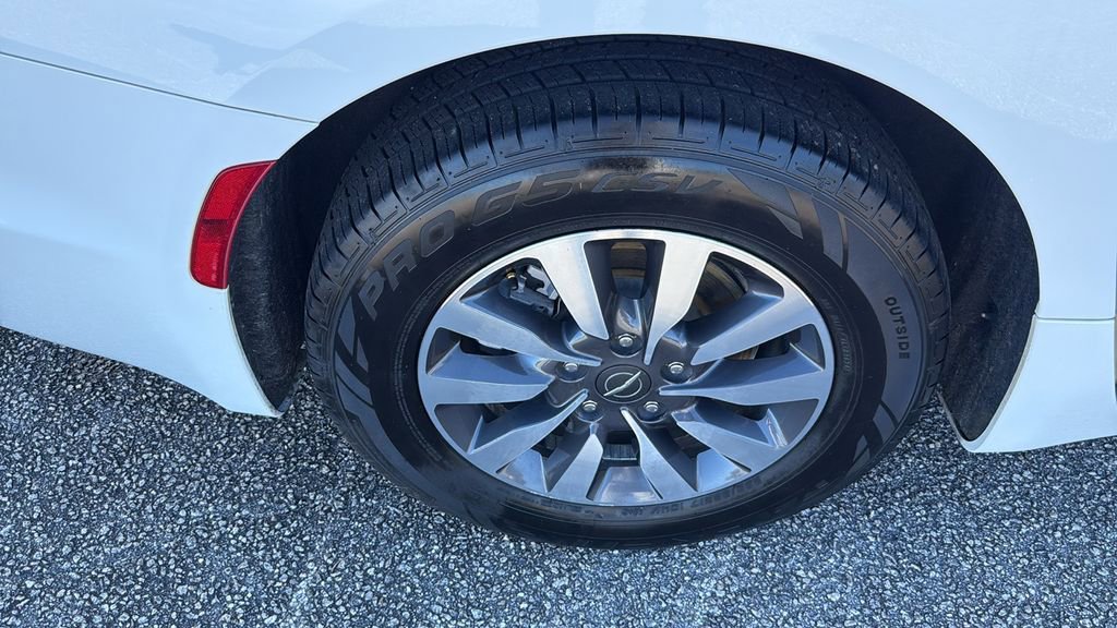 Used 2022 Chrysler Pacifica Touring-L image 10