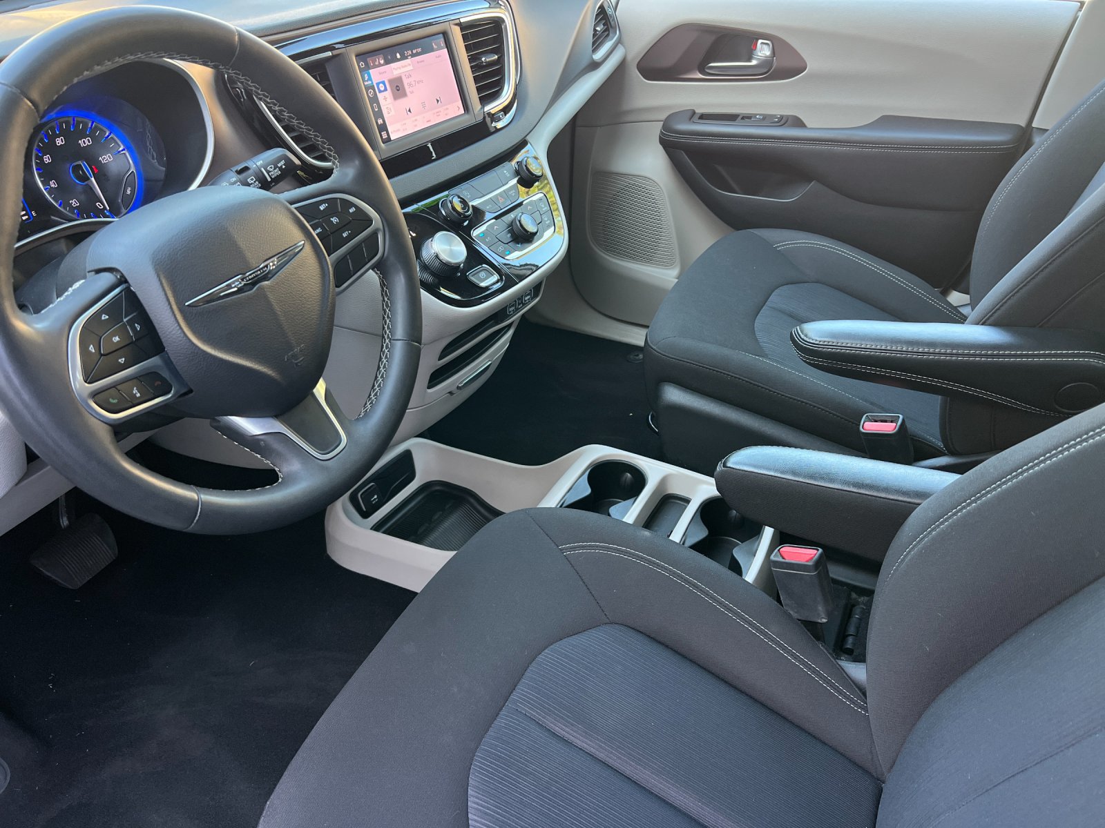 Used 2023 Chrysler Voyager LX FWD image 10