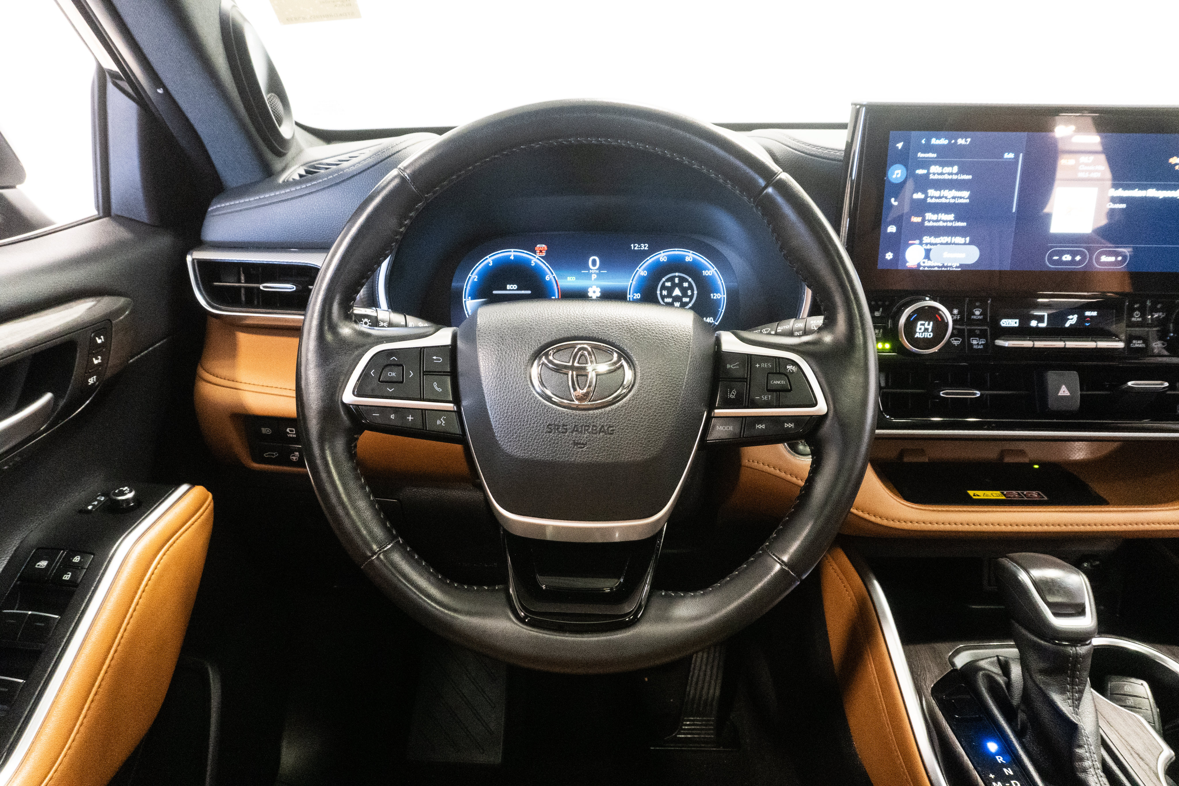 Used 2025 Toyota Highlander Platinum AWD/4WD image 18