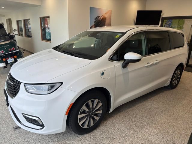Used 2023 Chrysler Pacifica Touring-L FWD image 3