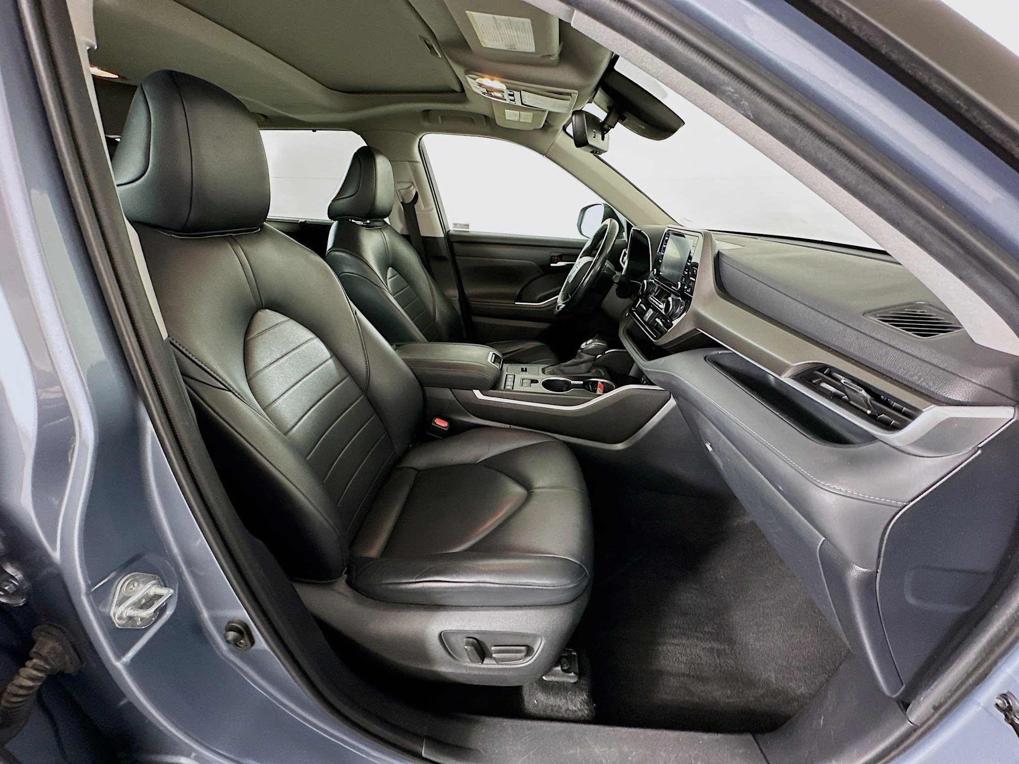 Used 2020 Toyota Highlander XLE FWD image 33