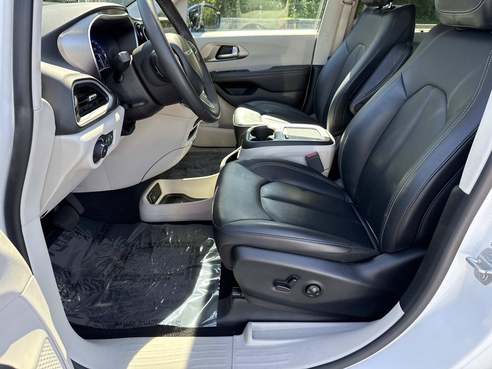 Used 2024 Chrysler Pacifica Touring-L FWD image 29