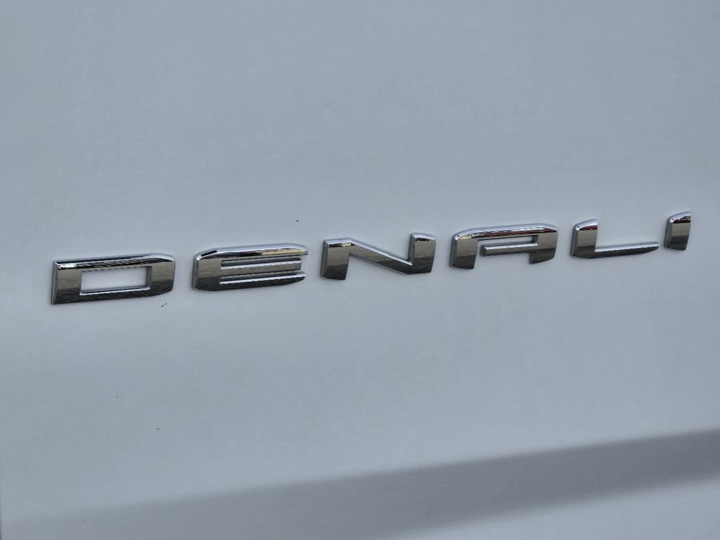 Used 2025 GMC Yukon Denali AWD/4WD image 3