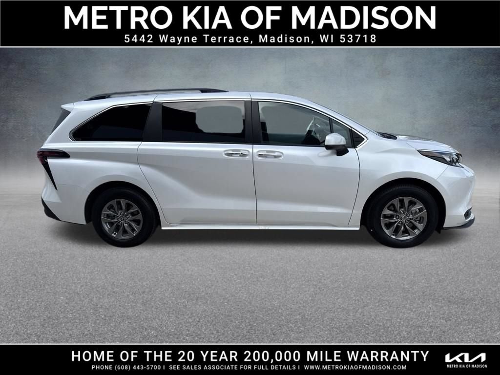 Used 2025 Toyota Sienna XLE AWD/4WD image 7