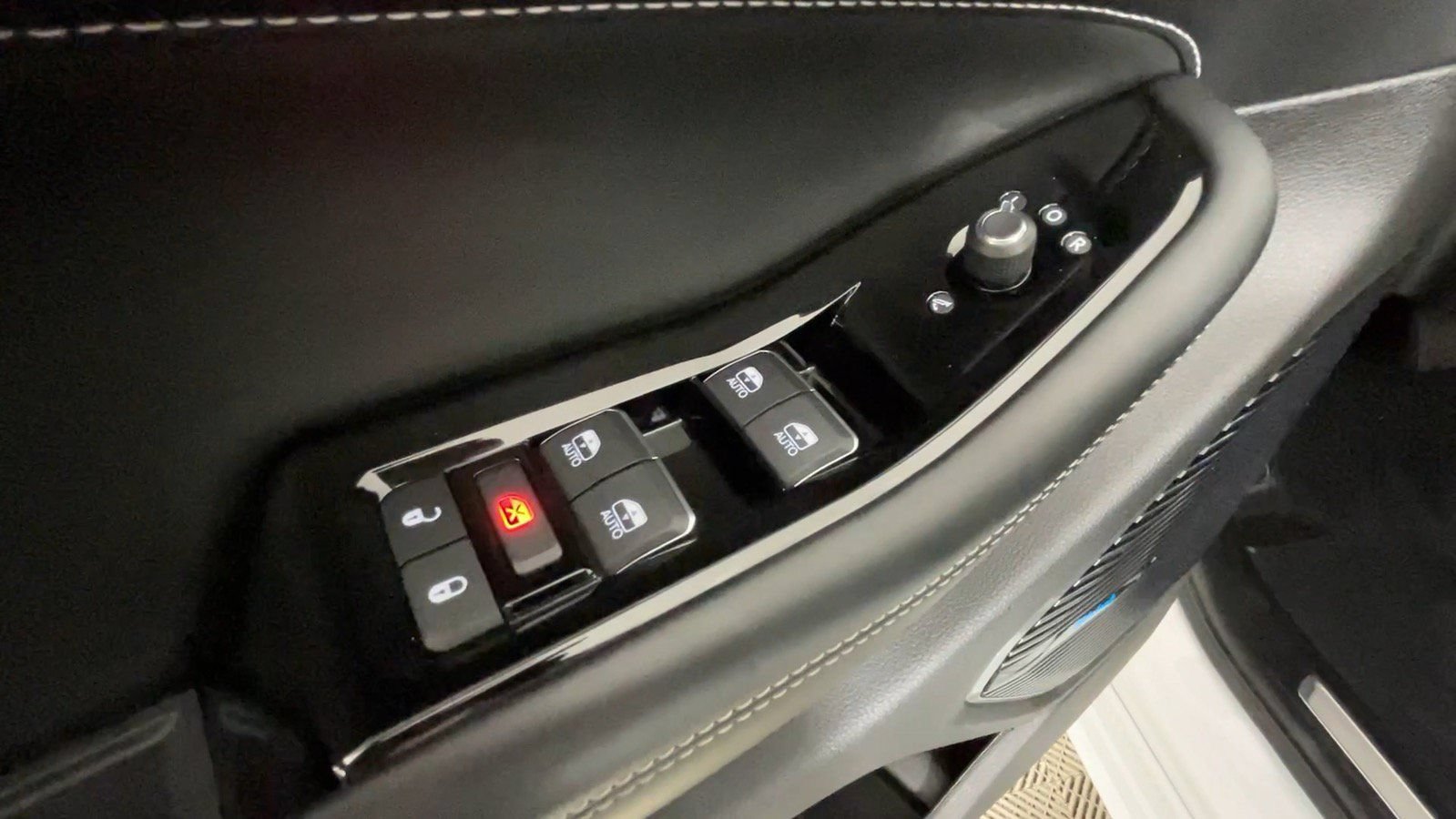 Used 2023 Jeep Grand Cherokee Overland w/ Luxury Tech Group IV AWD/4WD image 18