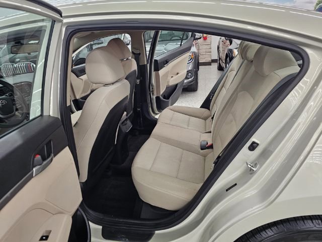 Used 2017 Hyundai Elantra SE w/ Cargo Package image 30