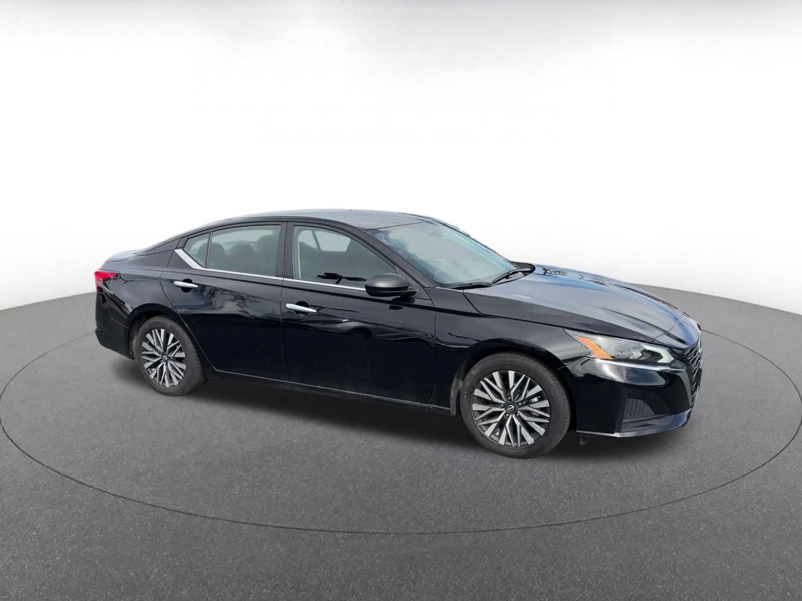 Used 2025 Nissan Altima 2.5 SV FWD image 2