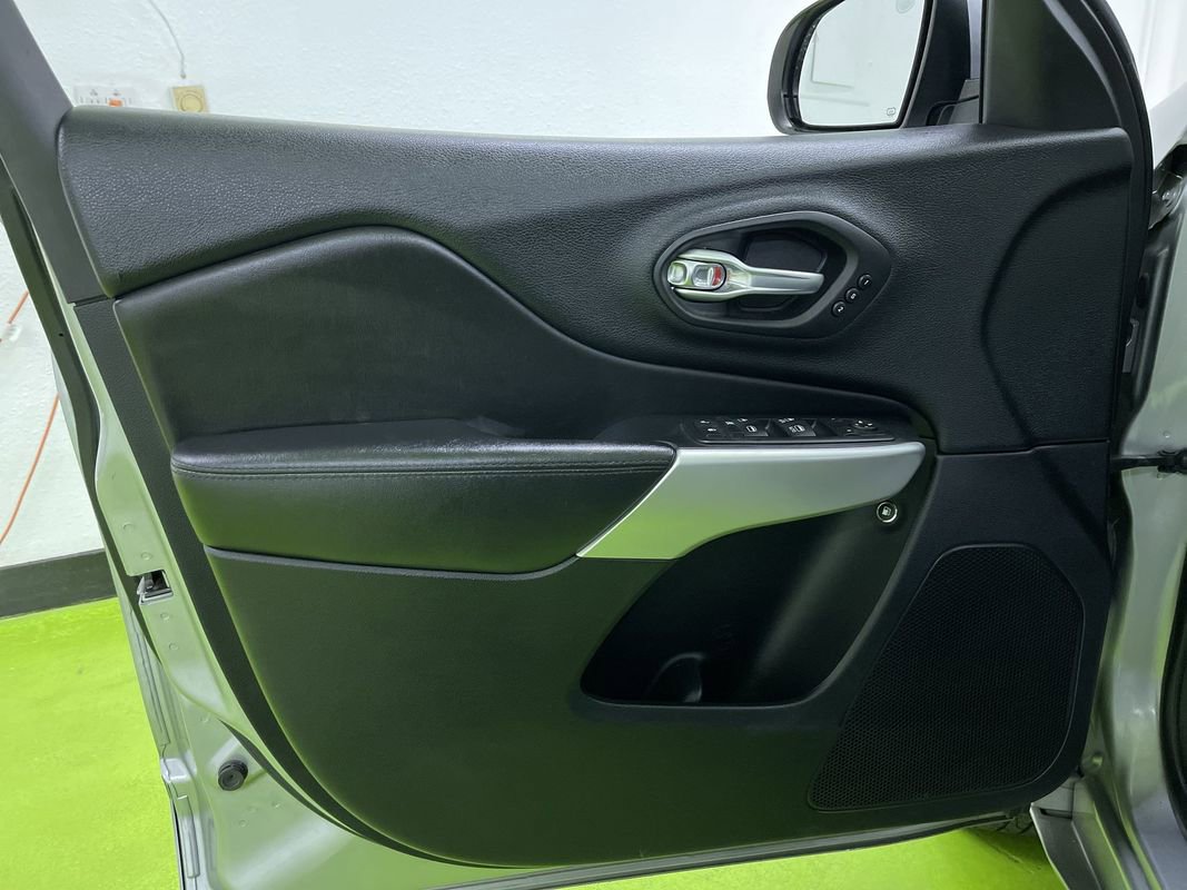 Used 2017 Jeep Cherokee Overland w/ Technology Group image 17