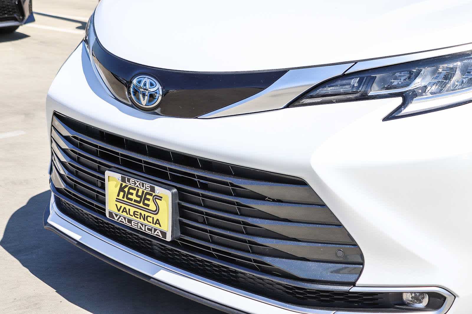 Used 2023 Toyota Sienna Limited AWD/4WD image 8