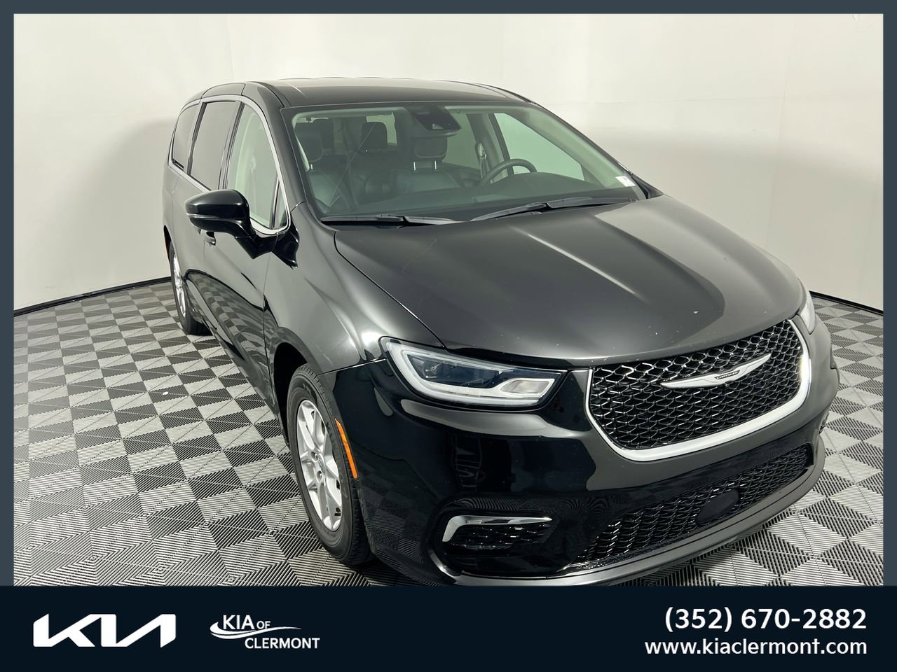 Used 2024 Chrysler Pacifica Touring-L image 1