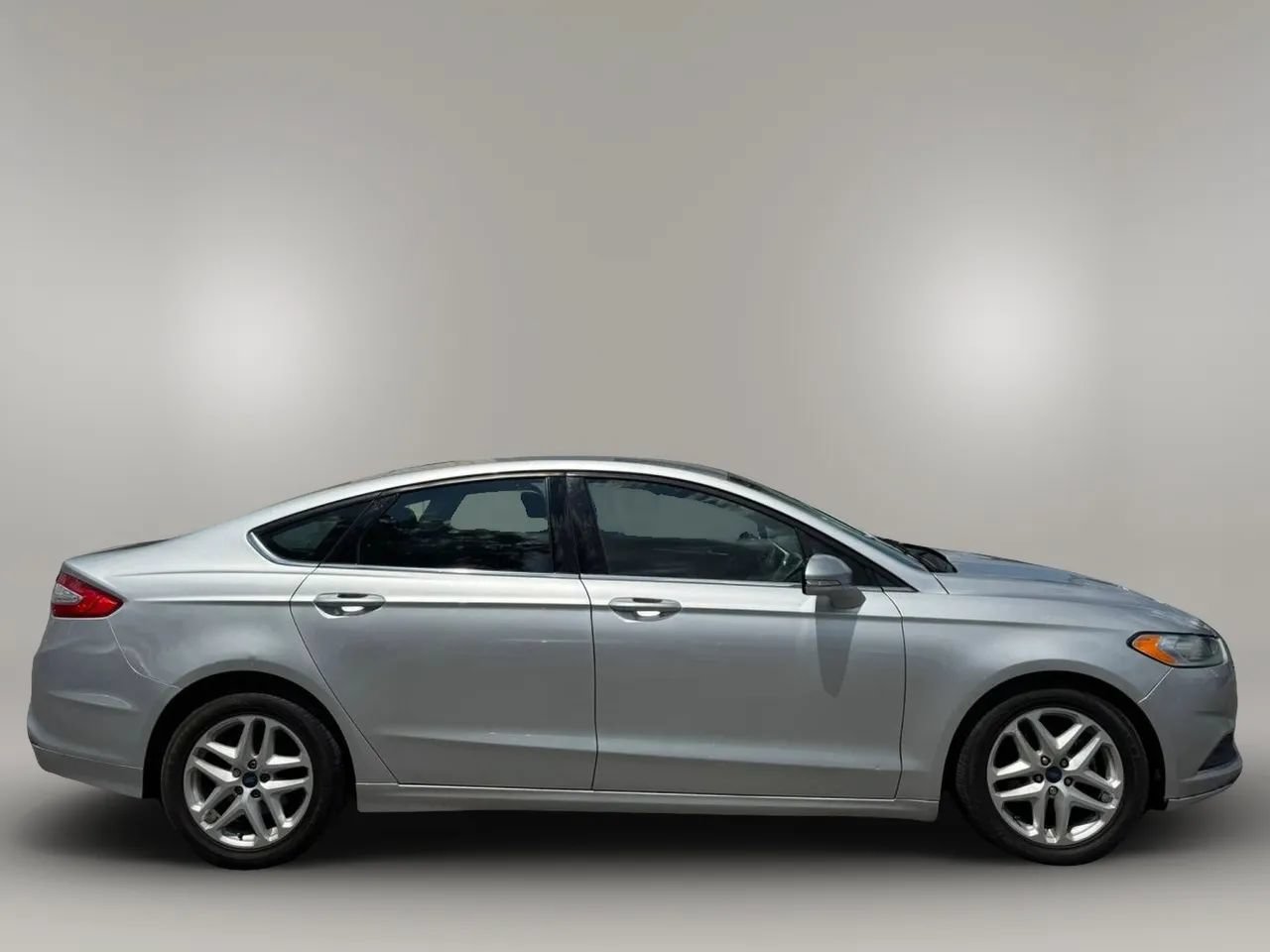 Used 2016 Ford Fusion SE FWD image 4