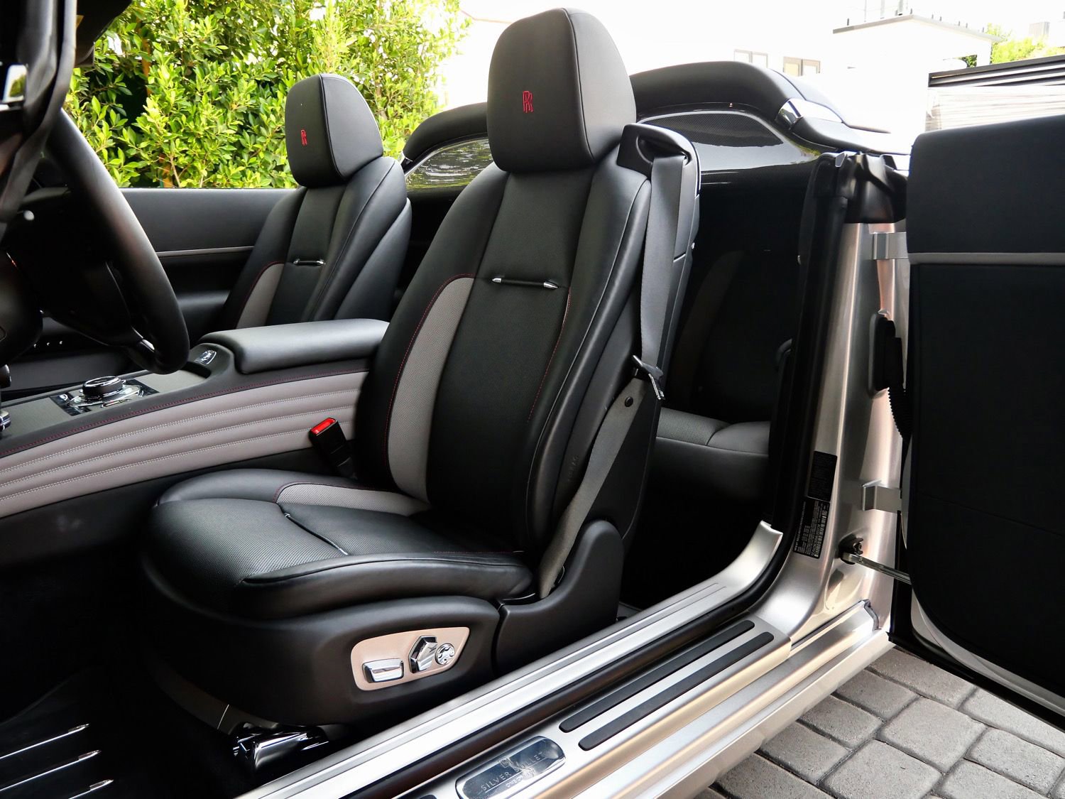 Used 2021 Rolls-Royce Dawn RWD image 9