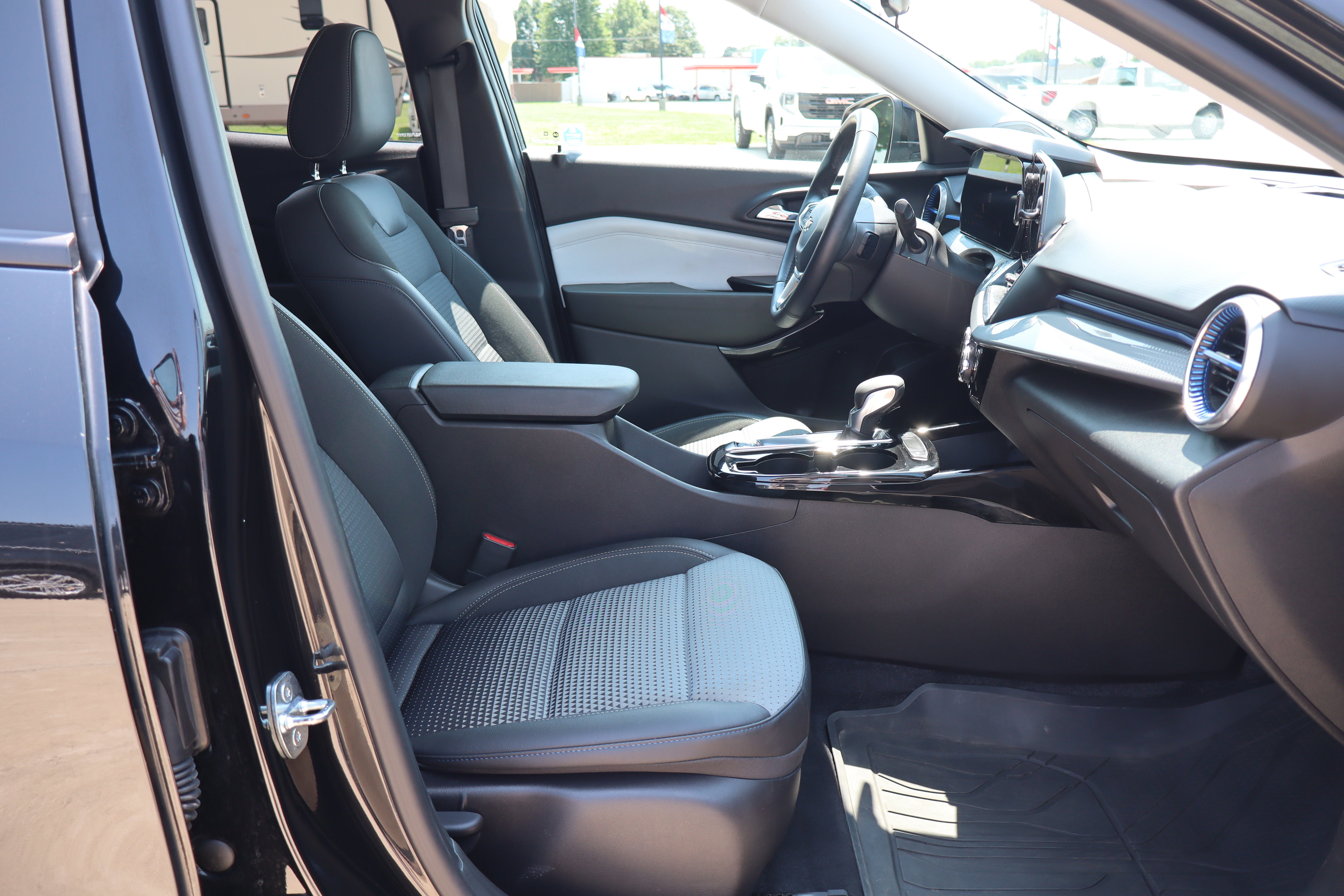 Used 2024 Chevrolet Trax LT w/ Driver Confidence Package FWD image 12
