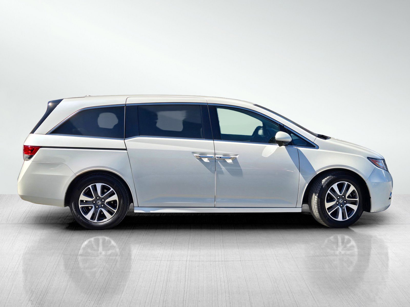 Used 2015 Honda Odyssey Touring image 3