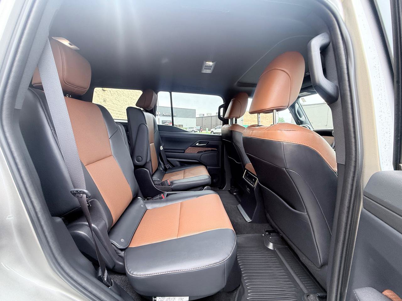 Used 2025 Lexus GX 550 w/ Accessory Package (2T) AWD/4WD image 12