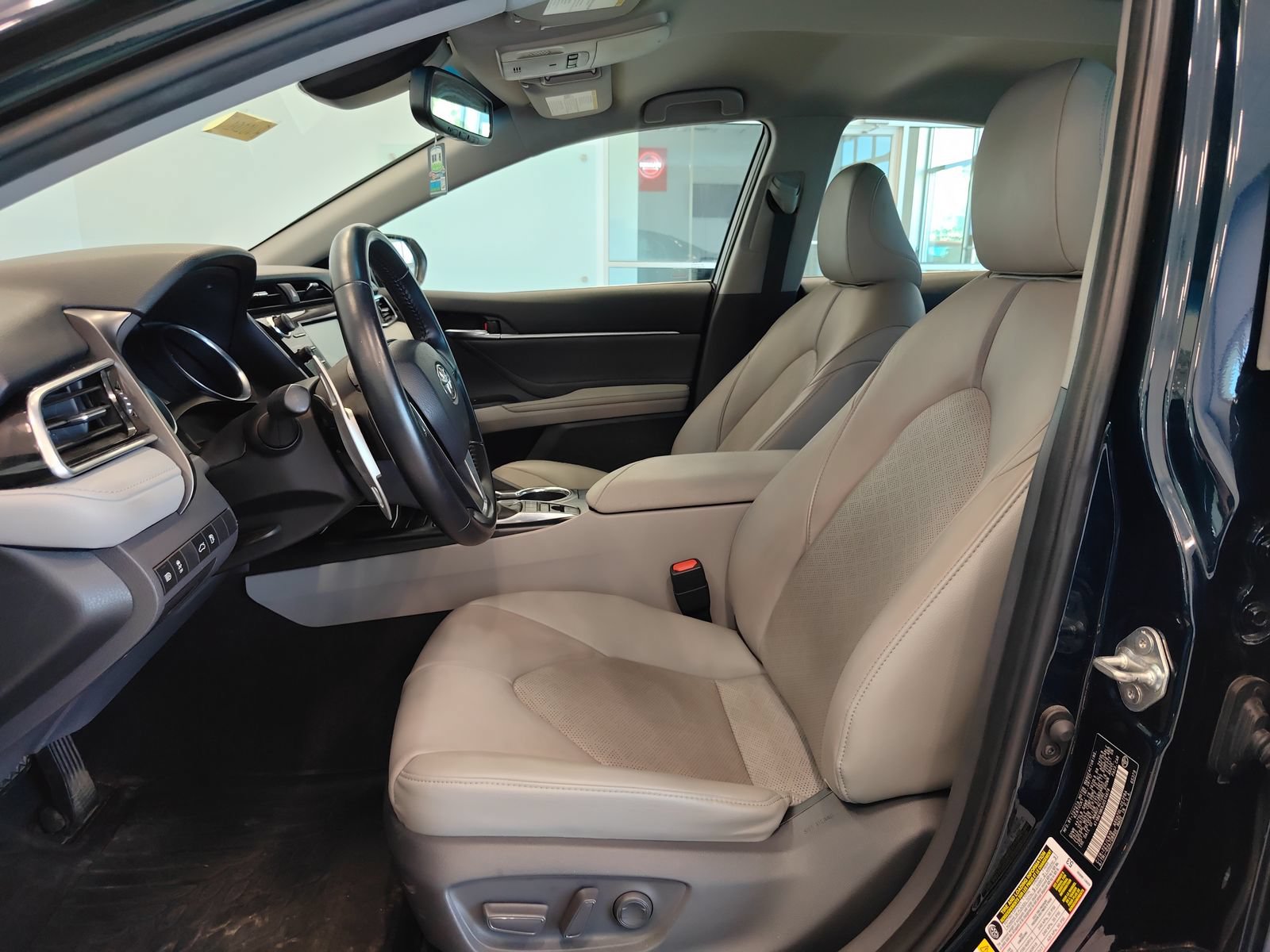 Used 2018 Toyota Camry XSE FWD image 9