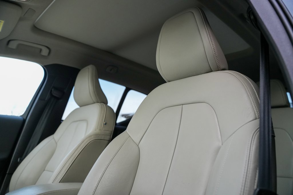 Used 2021 Volvo XC40 T5 Momentum w/ Premium Package image 22