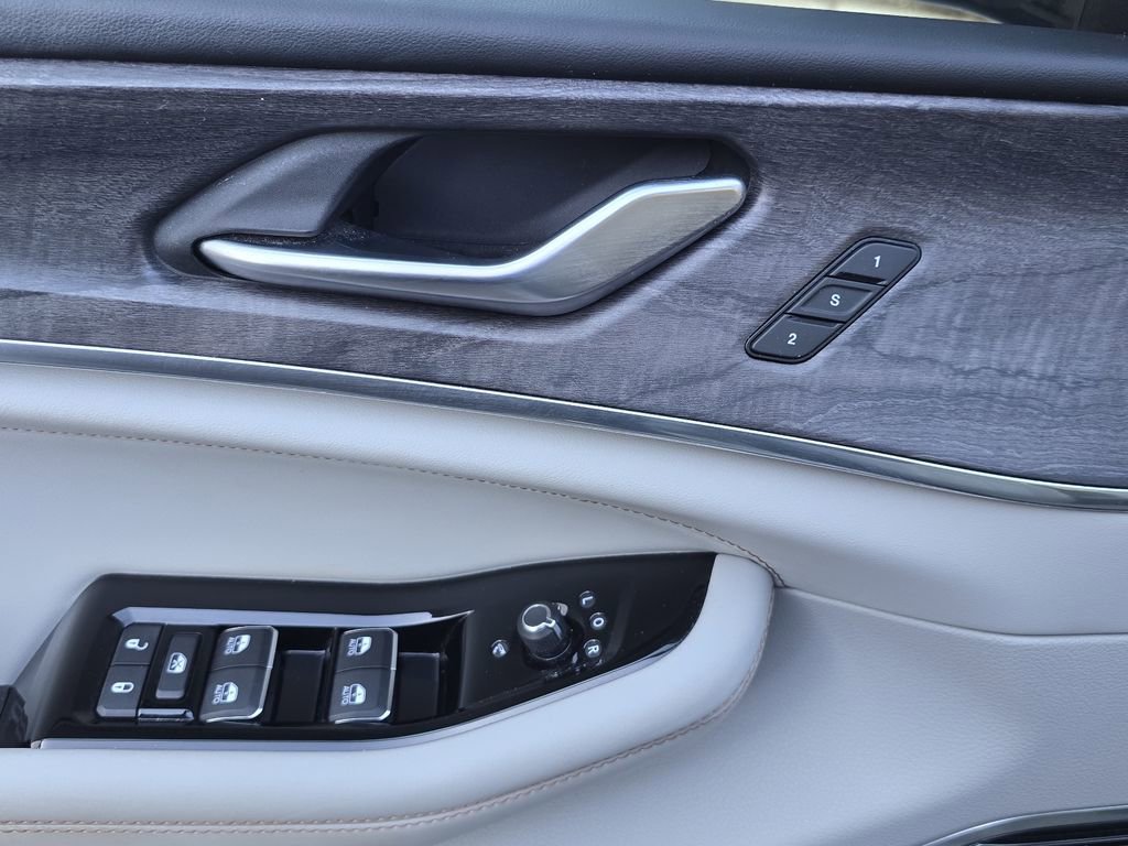 Used 2023 Jeep Grand Cherokee Overland image 16