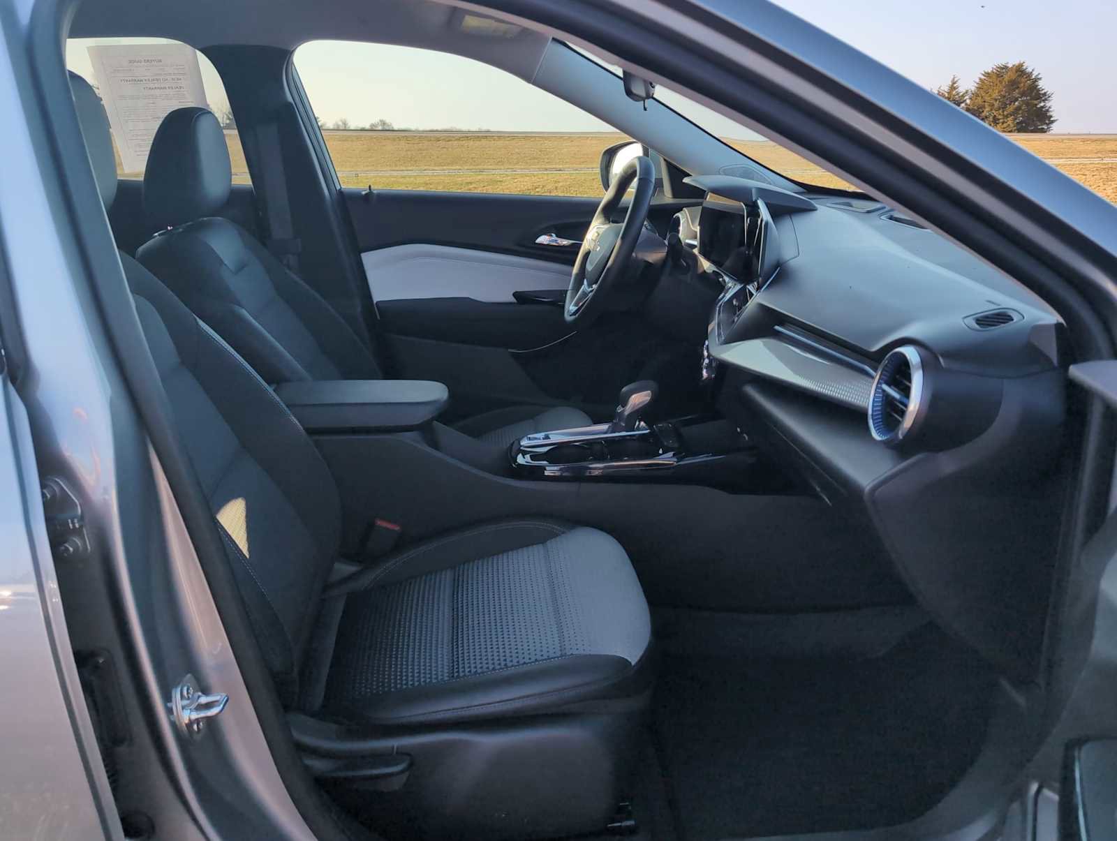 Used 2025 Chevrolet Trax LT w/ LT Convenience Package image 26