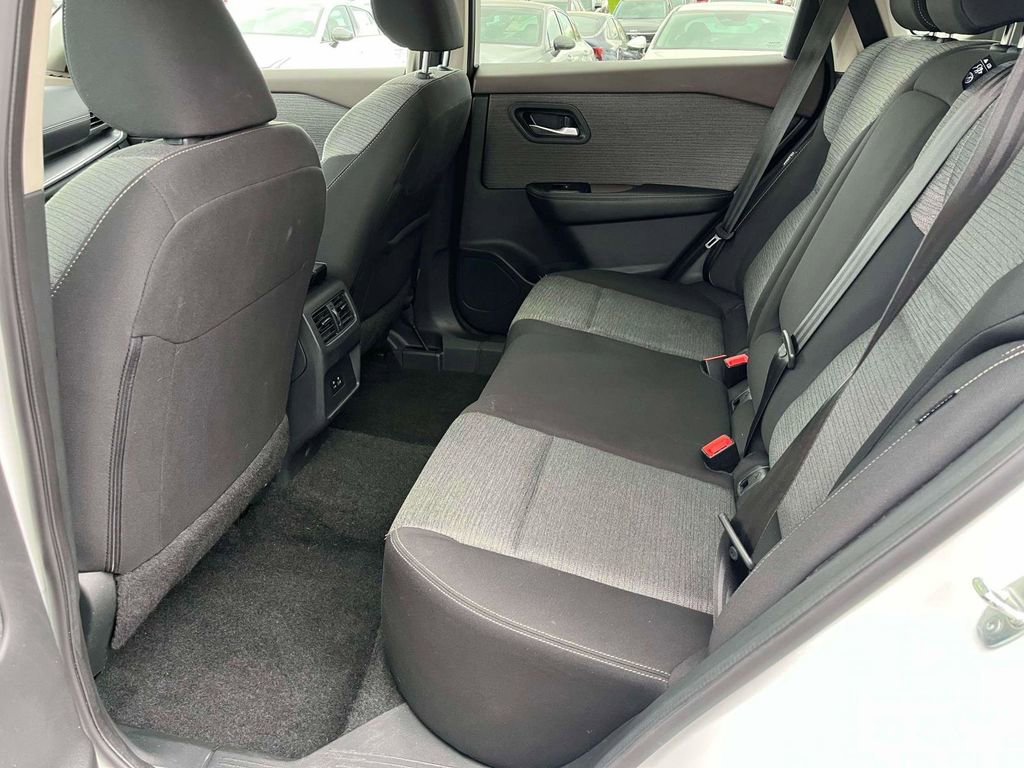 Used 2023 Nissan Rogue SV image 6