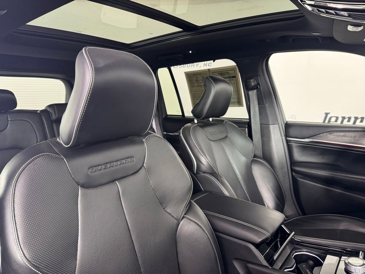 Used 2024 Jeep Grand Cherokee Overland w/ Luxury Tech Group IV image 36