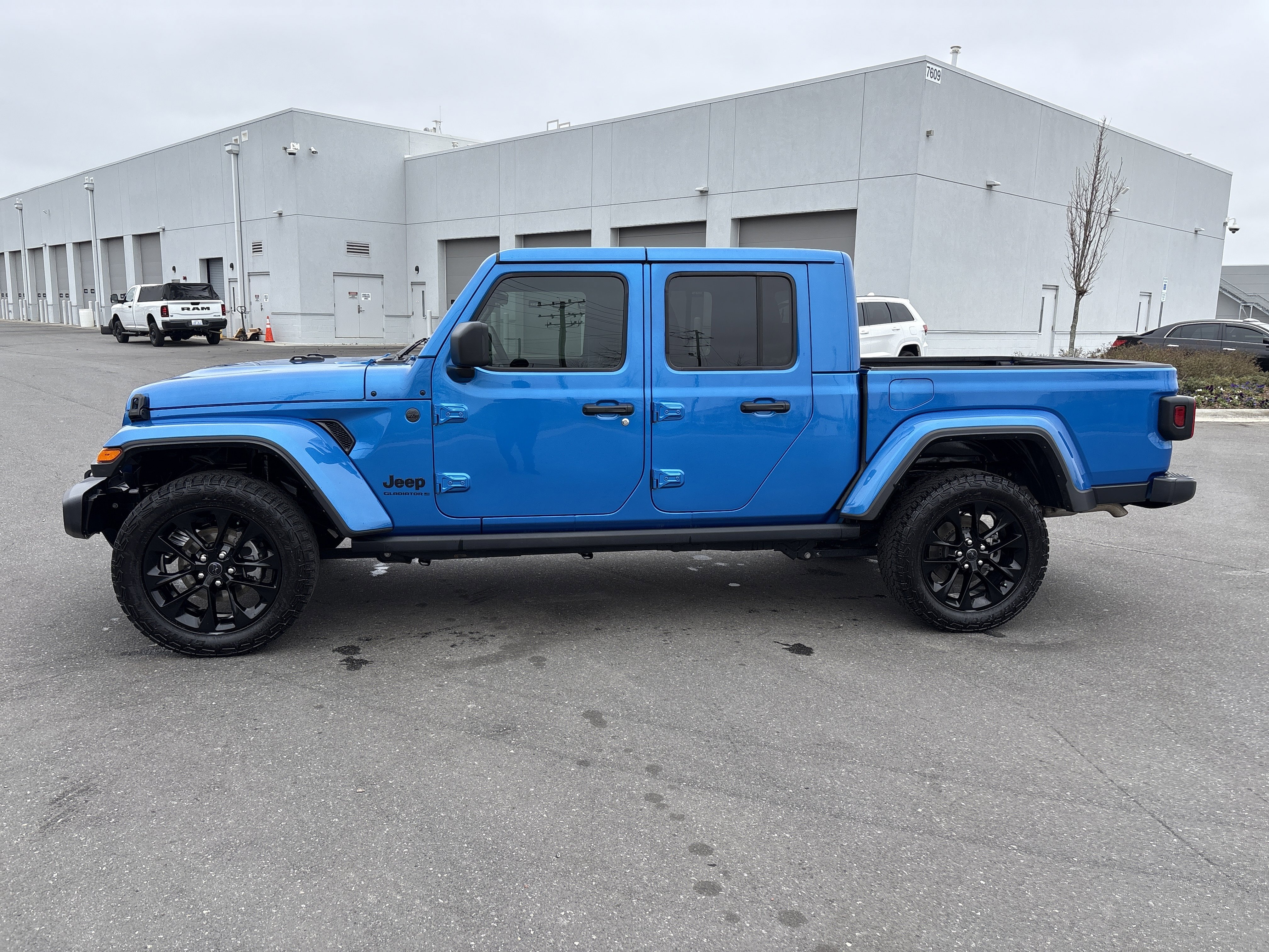 Certified 2025 Jeep Gladiator Nighthawk image 6