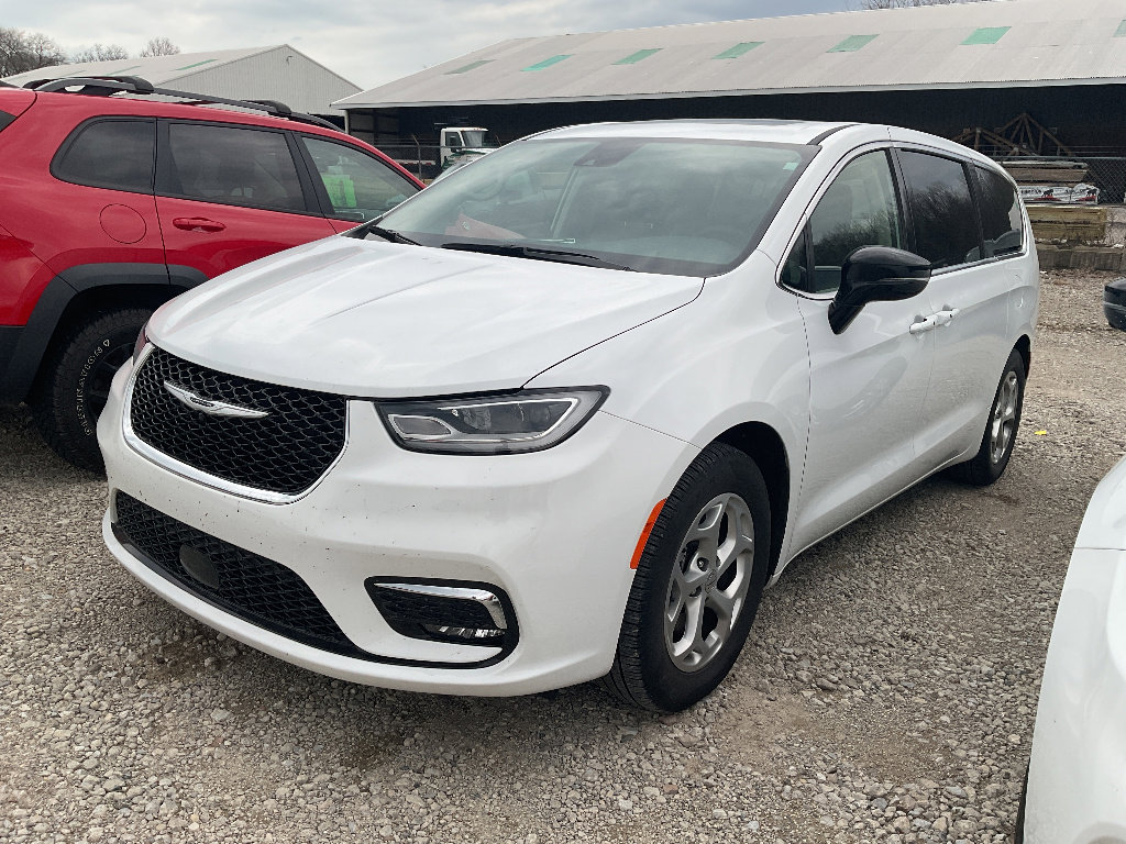 Used 2024 Chrysler Pacifica Limited image 2