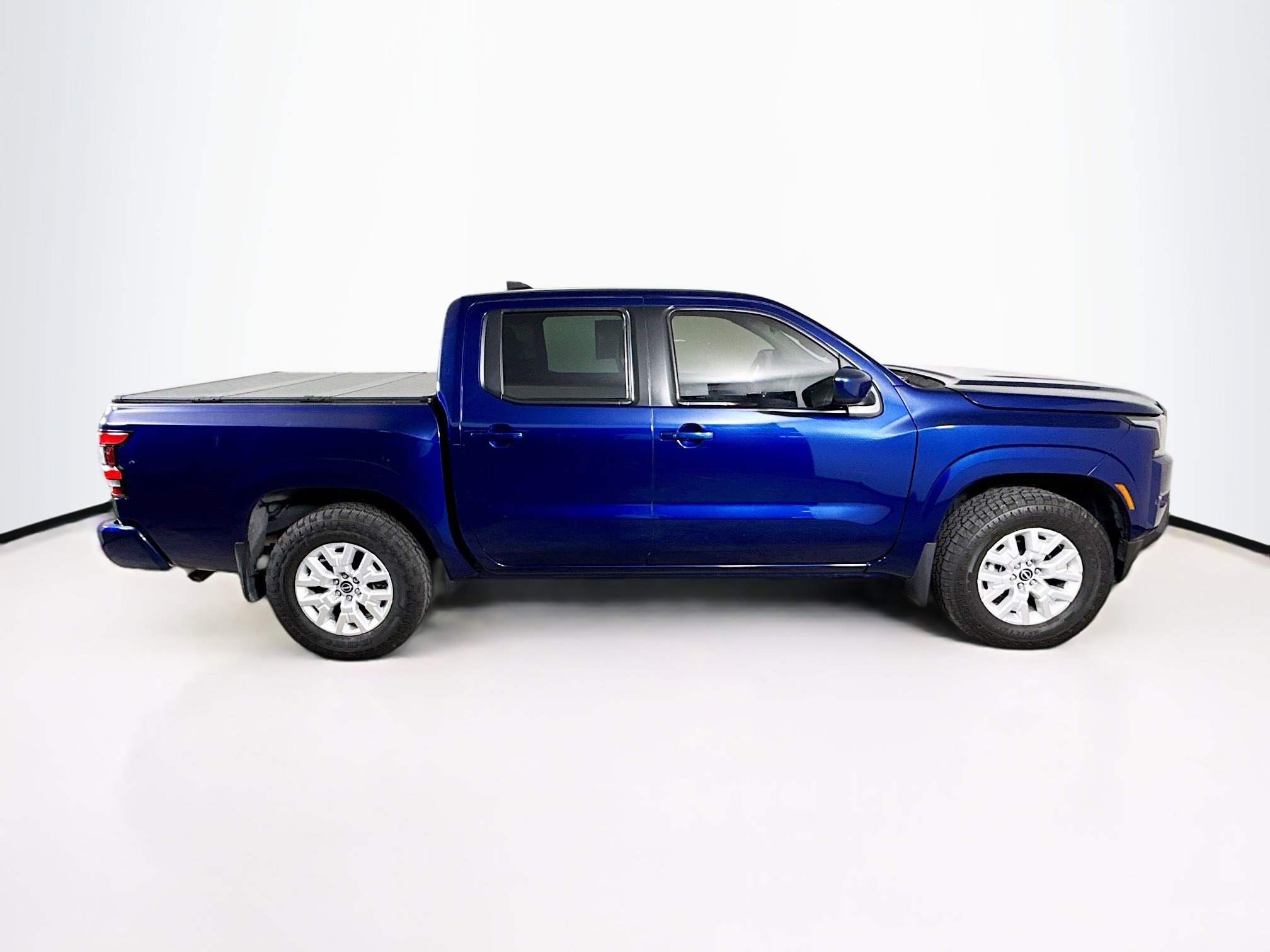 Used 2022 Nissan Frontier SV image 2