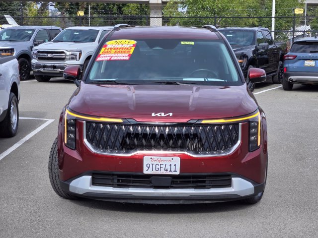 Used 2025 Kia Carnival EX FWD image 2