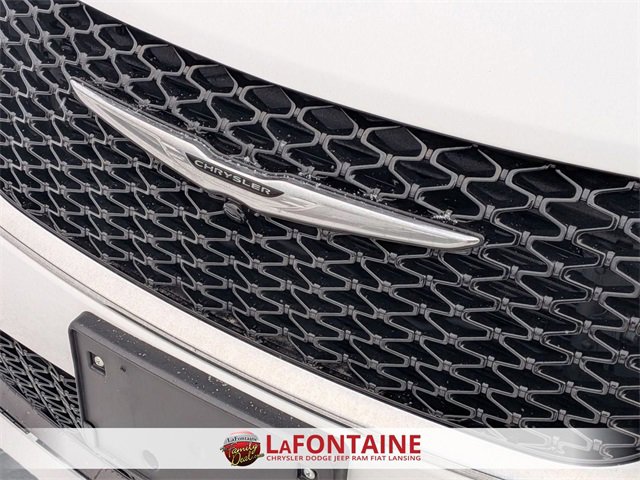Used 2024 Chrysler Pacifica Touring-L image 9