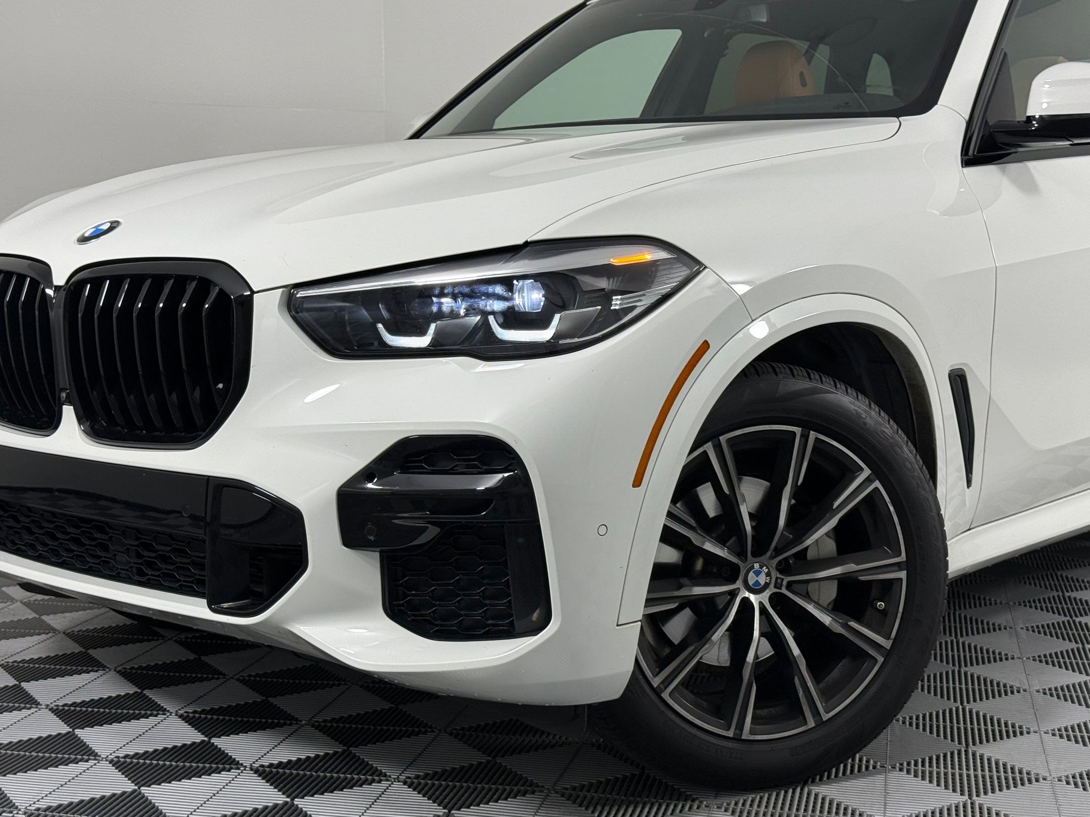 Used 2023 BMW X5 xDrive40i w/ M Sport Package image 11