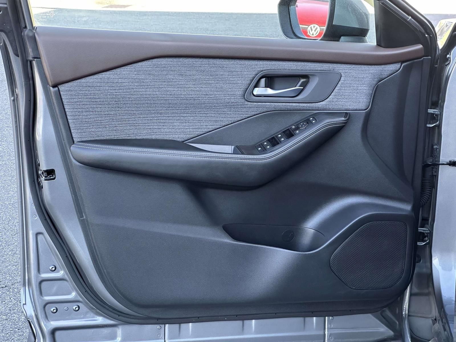 Used 2023 Nissan Rogue SV image 18