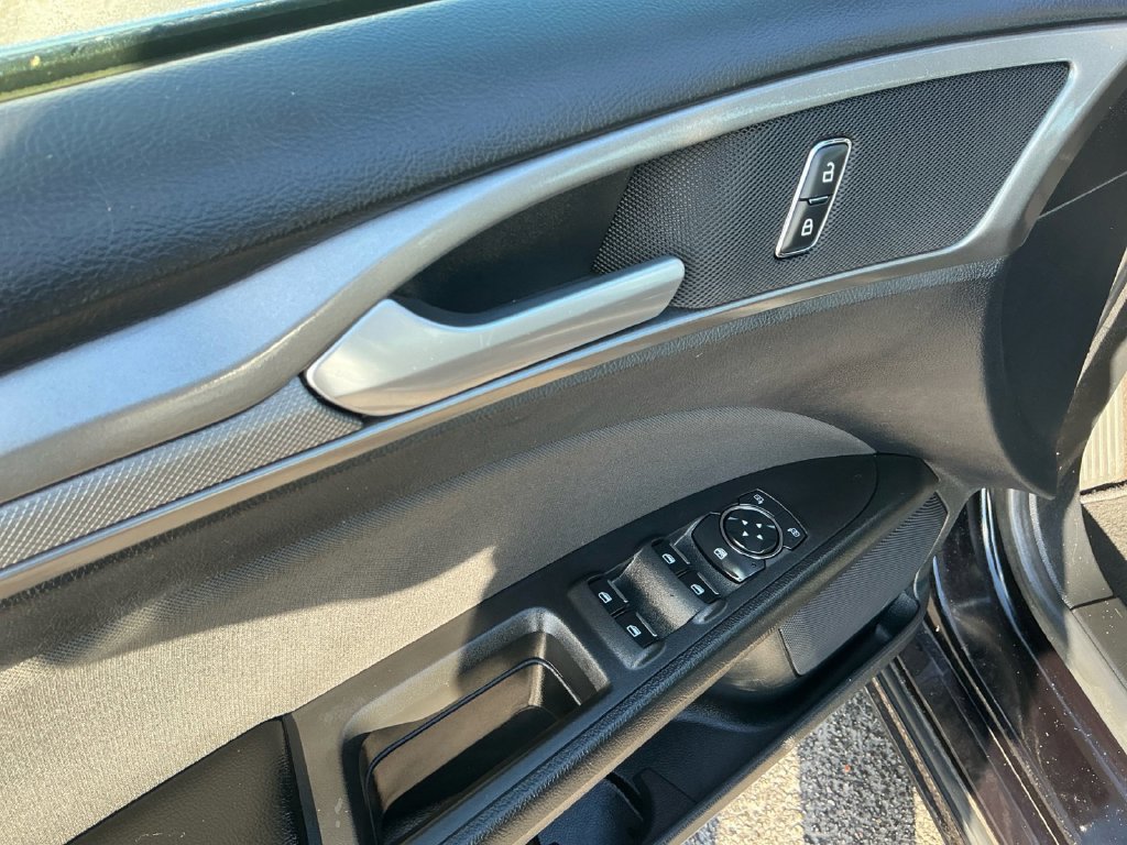 Used 2020 Ford Fusion SE FWD image 16