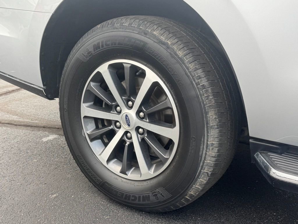 Used 2018 Ford Expedition XLT w/ Equipment Group 202A AWD/4WD image 26