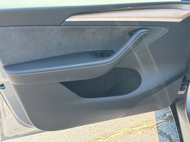 Used 2025 Tesla Model Y Long Range RWD image 12