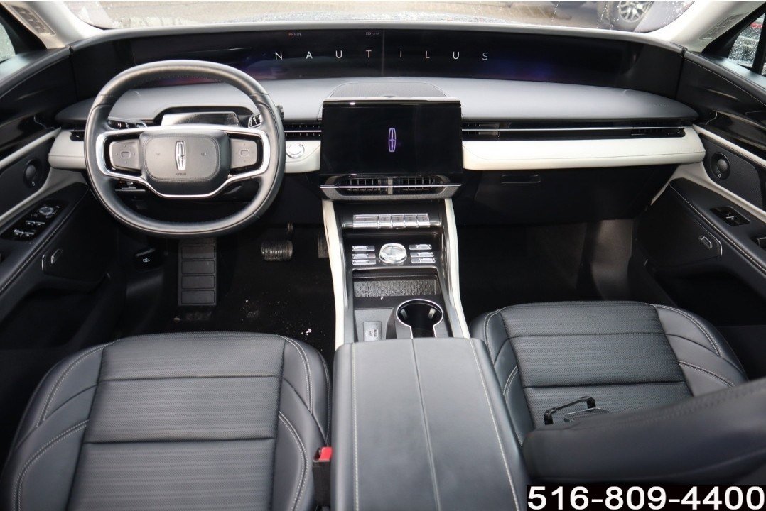 Used 2025 Lincoln Nautilus Reserve image 13