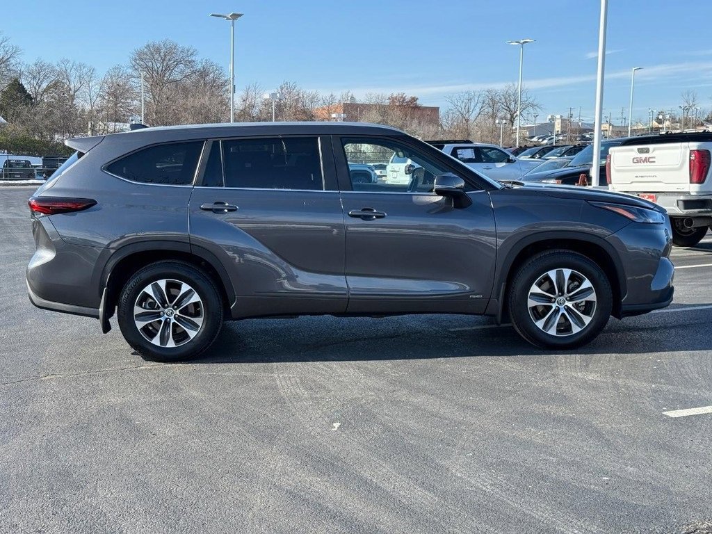 Certified 2024 Toyota Highlander XLE image 2