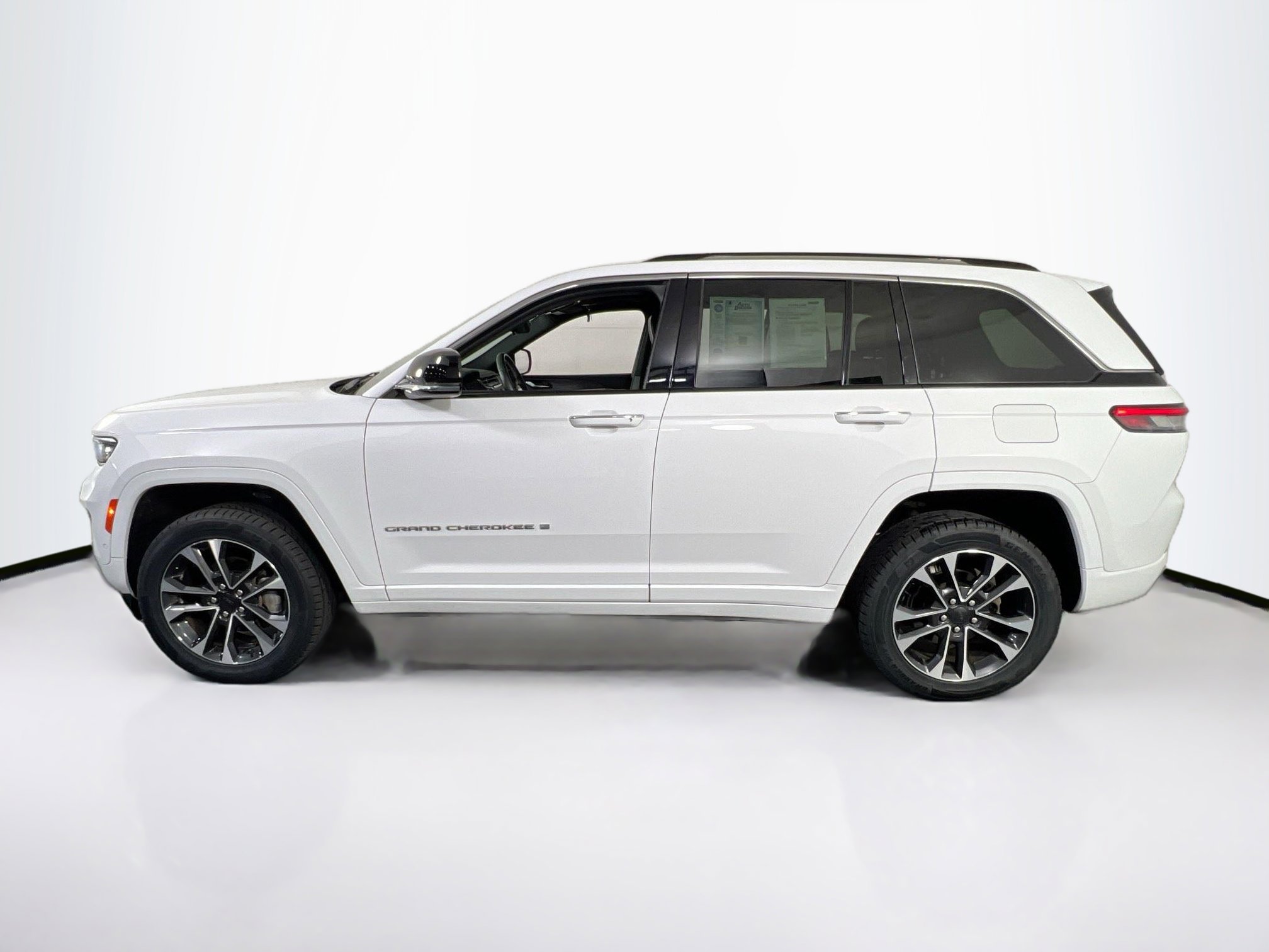 Used 2022 Jeep Grand Cherokee Overland w/ Luxury Tech Group IV image 8