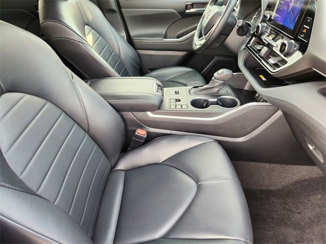 Used 2023 Toyota Highlander XLE image 14