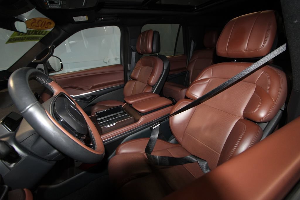 Used 2025 Lincoln Navigator L Reserve AWD/4WD image 4