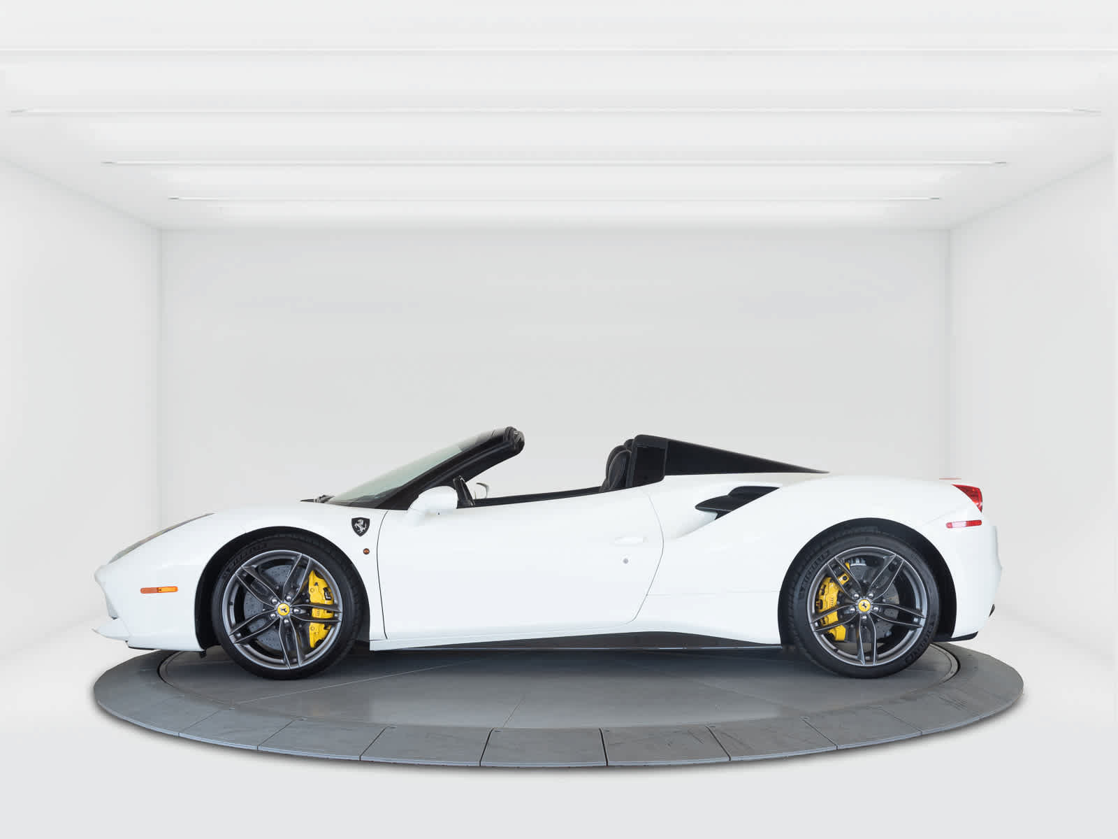 Used 2018 Ferrari 488 Spider RWD image 2