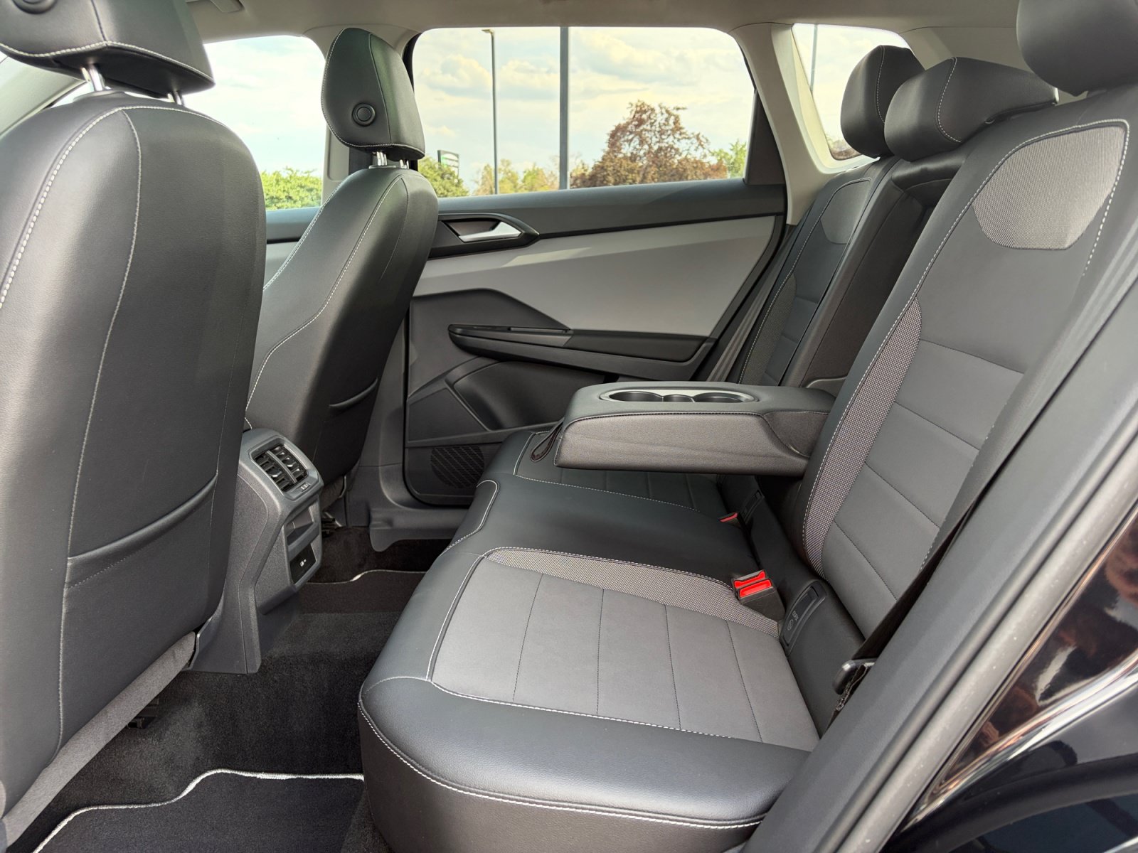 Certified 2023 Volkswagen Taos SE w/ Panoramic Sunroof Package AWD/4WD image 17